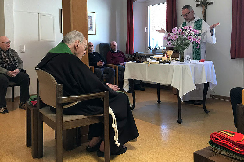 Bruder Laurentius feiert täglich mit den neun pflegebedürftigen Kapuzinern die Heilige Messe. 