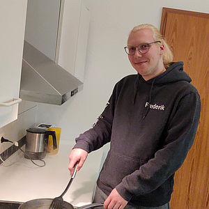 Frederik Wulfers steht in der Küche am Herd. Frederik Wulfers steht in der Küche am Herd.