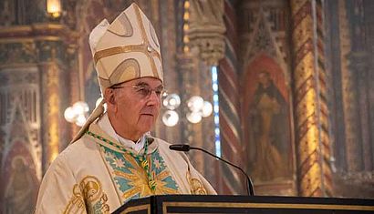 Bischof Genn steht am Ambo in der Marienbasilika Kleve.