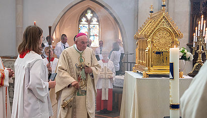 Bischof Genn inzensiert, also beräuchert den Ida-Schrein mit Weihrauch. 