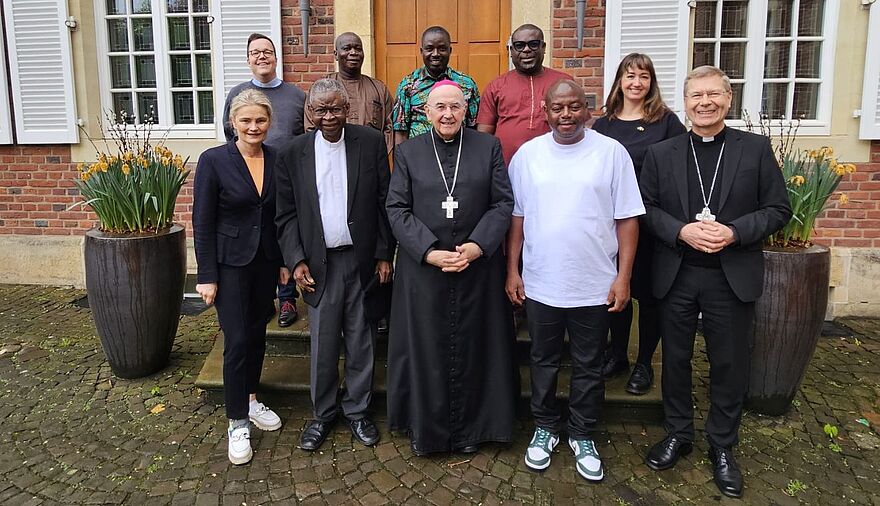 Gruppenfoto vor dem Eingang des Bischofshauses: Vordere Reihe von links: Bürgermeisterin Angela Stähler, Erzbischof Phillip Naameh (Tamale), Bischof Dr. Felix Genn, Bürgermeister Sule Salifu (Tamale), Weihbischof Dr. Stefan Zekorn; hintere Reihe von links: Domvikar Jörg Niemeier, Koordinator Mohemed Kennedy Abdulai (Tamale), PR Officer Mustapha Amadu (Tamale), Abfallwirtschaftsmanager Martin Ahorlu (Tamale) und Nina Dohr (Stadt Münster, Büro Internationales).