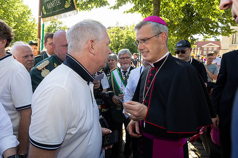 Nach dem Gottesdienst gab es ein Fest der Begegnung und des Austausches mit Bischof Heiner und den Besuchern der Amsteinführung.