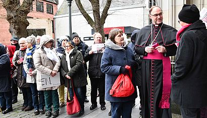 Mehrere Frauen und Männer, darunter Weihbischof Rolf Lohmann, stehen vor dem St.-Viktor-Dom in Xanten.