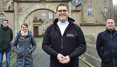 Vor der Burg (von links): der pädagogische Leiter Martin Schroer, Hauswirtschaftsleiterin Julia Koppers, Burgkaplan Ralf Meyer und Geschäftsführer Bernd Scho.