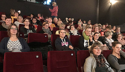 Der Kitaverbund St. Felizitas Lüdinghausen hat beim Ökotag für die Mitarbeiterinnen und Mitarbeiter im Kinosaal den Papstfilm gezeigt. 