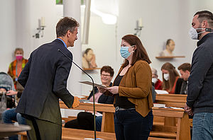 Dr. Christian Schulte überreichte den angehenden Religionslehrerinnen und Religionslehrern die vorläufige kirchliche Unterrichtserlaubnis.