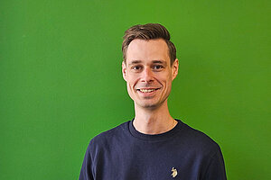 Jan Diekmann vor einem grünen Hintergrund