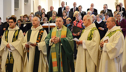 Kaplan Ralf Meyer (von links), Pfarrer Clemens Döpker, Pfarrer Klaus Lunemann und Diakon Werner Gerling feierten mit dem Weihbischof die letzte Messe in St. Josef.