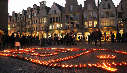Auch in Münster wie in weiteren elf Orten der Diözese Münster leuchten die Kerzen als Zeichen der Solidarität.