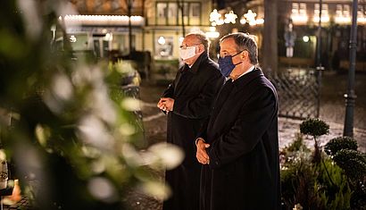 Wallfahrtsrektor Gregor Kauling (links) und Ministerpräsident Armin Laschet stehen am Gnadenbild. 