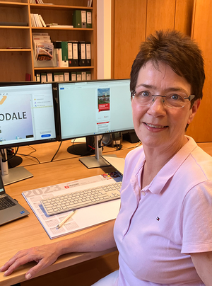 Heidi Rillmann sitzt an einem Schreibtisch in ihrem Büro.