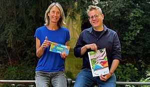 Stefanie Uphues und Christoph Aperdannier präsentieren den Flyer zur Firmvorbereitung. Stefanie Uphues und Christoph Aperdannier präsentieren den Flyer zur Firmvorbereitung.