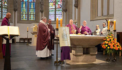 Vier Priester und ein Diakon stehen um den Altar in Beckum St. Stephanus