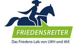 Logo „Friedensreiter“: Dunkelblaue Silhouette einer reitenden Person auf einem Pferd. Darunter ein grünes Banner mit der Aufschrift „FRIEDENSREITER“. Unterzeile: „Das Friedens-Lab von LWH und ithf.“ Logo „Friedensreiter“: Dunkelblaue Silhouette einer reitenden Person auf einem Pferd. Darunter ein grünes Banner mit der Aufschrift „FRIEDENSREITER“. Unterzeile: „Das Friedens-Lab von LWH und ithf.“