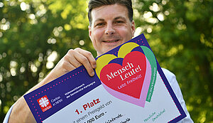 Diözesancaritasdirektor Dominique Hopfenzitz hält stolz die Urkunde für den 1. Platz in die Kamera. Diözesancaritasdirektor Dominique Hopfenzitz hält stolz die Urkunde für den 1. Platz in die Kamera.