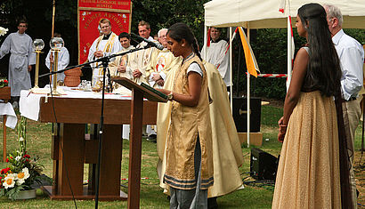 Frauen in tamilischer Kleidung tragen Fürbitten vor.