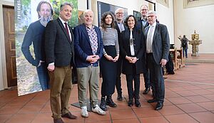 Dr. Markus Ingenlath ,Richard-Michael Halberstadt, Mariia Varanytska, Achim Pohl, Mariya Sharko, Pfarrer Andrè Sühlung und Thomas Schumann stehen vor einigen Werken der Ausstellung.