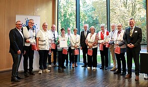 Gruppenfoto der Preisträger des 1. Platzes. Gruppenfoto der Preisträger des 1. Platzes.