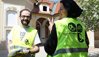 Hauptorganisator Matthias Melcher und Benediktinerschwester Francesca Šimuniová aus dem Kloster auf dem Weißen Berg.