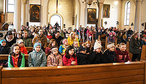 350 Mädchen und Jungen in der Eggeroder Kirche
