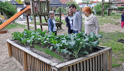  Susanne Stockel, Ursula Große Coosmann, Frank Jäger und Christa Winkelhaus (v.l.) freuen sich über das mit Kinderbettchen gebaute Hochbeet. 