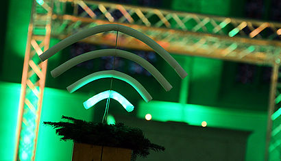 Adventskranz als WLAN-Zeichen In der Kirche steht ein Adventskranz, der die Form eines WLAN-Symboles hat.