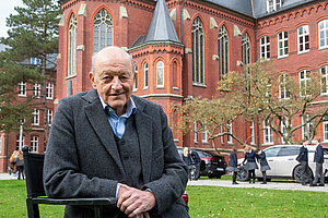 Leonard Lansink alias „Wilsberg“ vor dem Gymnasium St. Mauritz.