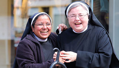 Zwei Ordensfrauen freuen sich.