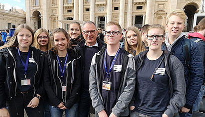 Schüler des Berufskollegs stehen auf dem Petersplatz. 