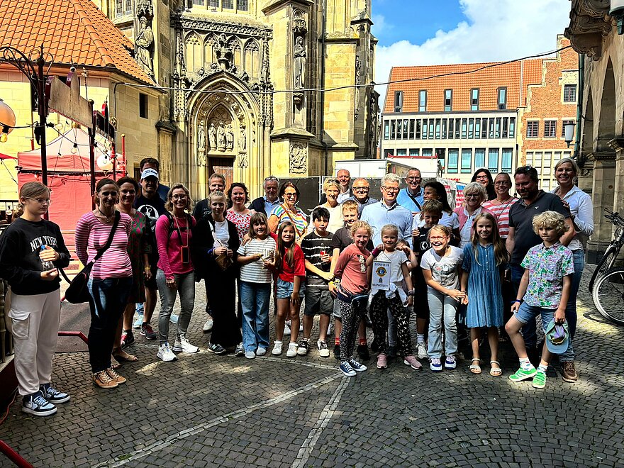 Gruppenfoto vor der St. Lamberti Kirche Münster: Mietglieder des Fördervereins und Kinder, die an der Aktion teilgenommen haben.