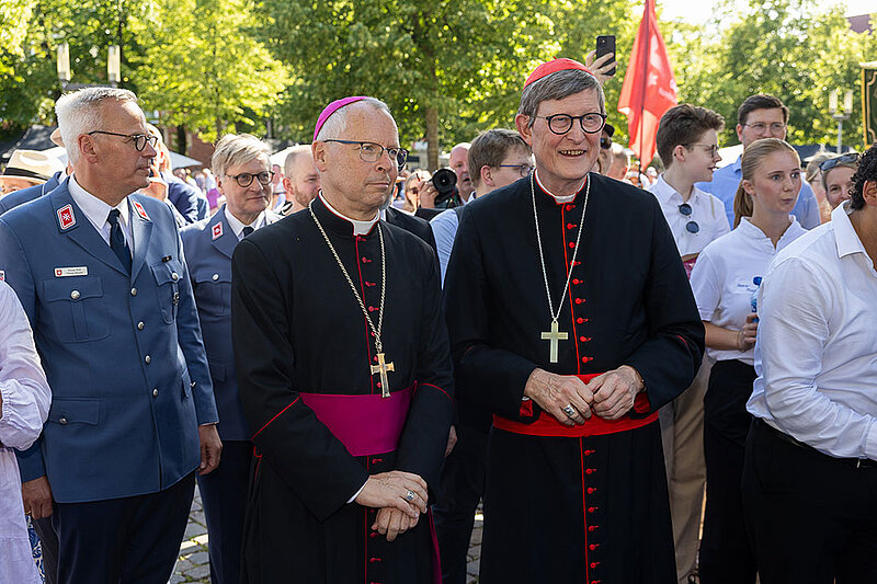 Nach dem Gottesdienst gab es ein Fest der Begegnung und des Austausches mit Bischof Heiner und den Besuchern der Amsteinführung.