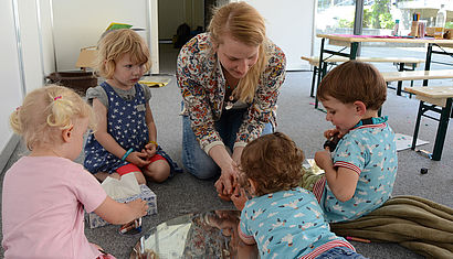 Deborah Porst, Studierende am Alexandrine-Hegemann-Berufskolleg, bemalt den Kindern einen Spiegel während der Kinderbetreuung 