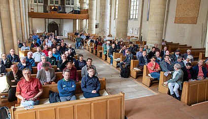 Aufmerksam lauschten die Teilnehmerinnen und Teilnehmer den Orgelvorführungen, hier in der Apostelkirche in Münster.  