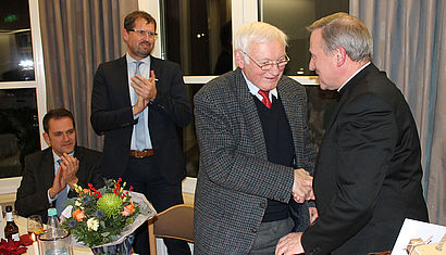Weihbischof Wilfried Theising (rechts) reicht Bernhard Plumpe zum Abschied die Hand.