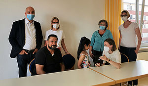 Die Verantwortlichen der Jugendstiftung Wohn + Stadtbau übergeben ein Tablet an Rzan und ihre Bildungspilotin. Die Verantwortlichen der Jugendstiftung Wohn + Stadtbau übergeben ein Tablet an Rzan und ihre Bildungspilotin.