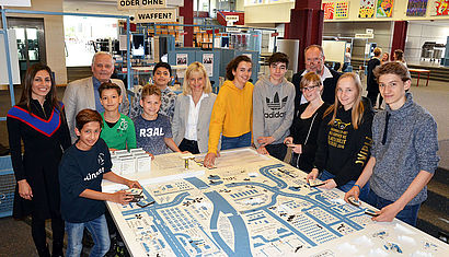 Vertreter der Schule, der Schülerschaft und des Bistums bei der Ausstellungseröffnung