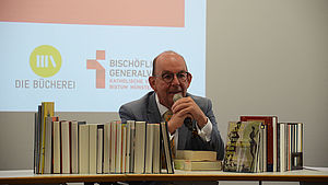 Denis Scheck hinter einem Stapel Bücher