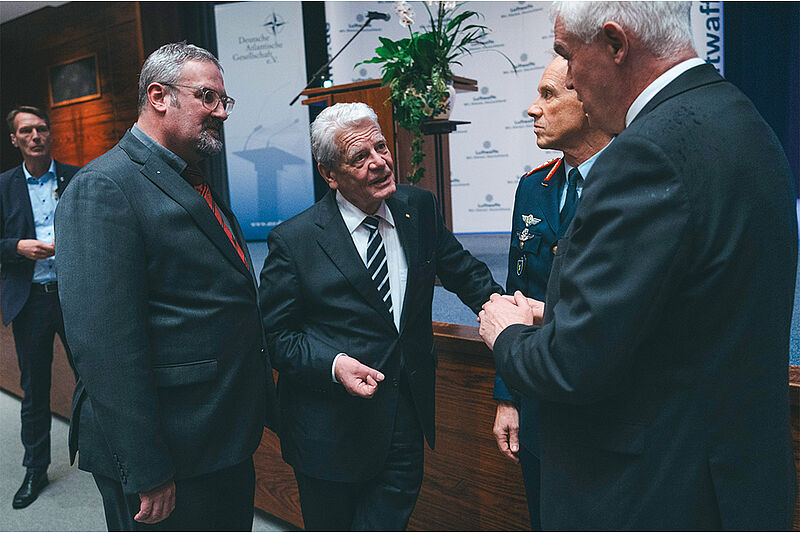 Bundespräsident a. D. Joachim Gauck im Gespräch mit Dr. Markus Oberdörster (links), Generalleutnant Thorsten Poschwatta und Dr. Günther Bergmann.