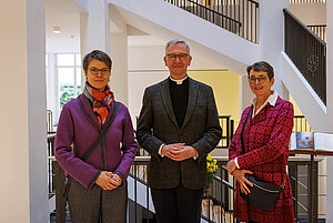 (von links) Dr. Birgit Große Stetzkamp, Vorsitzende der Kommission zum Schutz des ungeborenen Lebens, Diözesanadministrator Dr. Antonius Hamers und Sigrun Schnieders (Stiftung Lebensbeginn) freuten sich mit den Jubiläumsgästen über das 25-jährige Bestehen der Stiftung Lebensbeginn. 