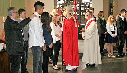 Weihbischof Zekorn beim Firmakt von Schülerinnen und Schülern des Berufskollegs Ahlen. 