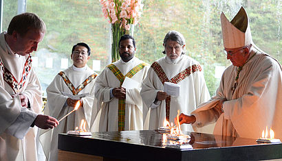 Bischof Dr. Felix Genn weiht den Altar der neuen AJG-Kapelle.