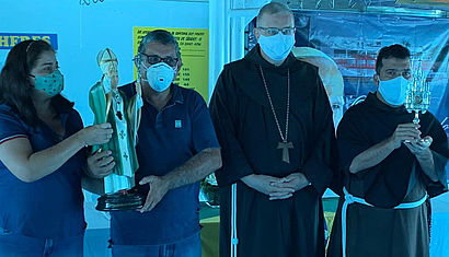 Bischof Bahlmann auf einem weiteren Krankenhausschiff