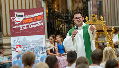 Diözesanjugendseelsorger Ralf Meyer steht in einer Kirche in Rom und eröffnet einen Gottesdienst.