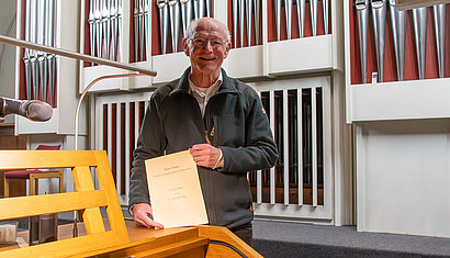 Bernhard Ratermann (67) aus Warendorf hat seine Ausbildung zum nebenberuflichen C-Kirchenmusiker beim Bistum Münster vor 50 Jahren abgeschlossen.