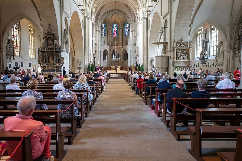 Dompropst Kurt Schulte steht des Ambo im St. Paulus-Doms.