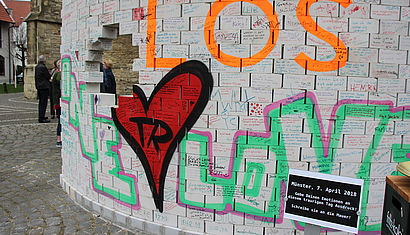 Beschriftete Mauer vor der Jugendkirche "effata".