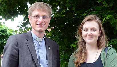 Valerie Schönian und Kaplan Franziskus von Boeselager 