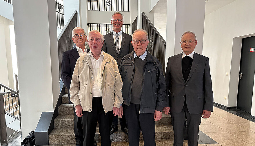 Ewald Spieker, Hermann Honermann, Edgar Johnen, Josef Nieberding und Generalvikar Dr. Klaus Winterkamp im Foyer des Prieserseminars Borromaeum.