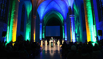 Die Jugendkirche ist bunt illuminiert.