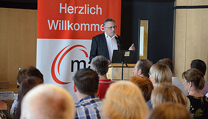Raimund J. Evers vom katholischen Datenschutzzentrum in Dortmund referiert am Stehpult vor vielen Zuhörern über das Thema Datenschutz.